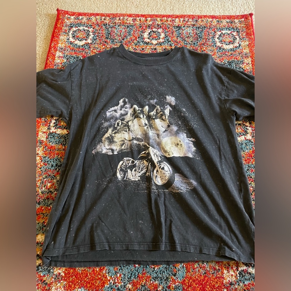 Womens wolf t-shirt. Size M.